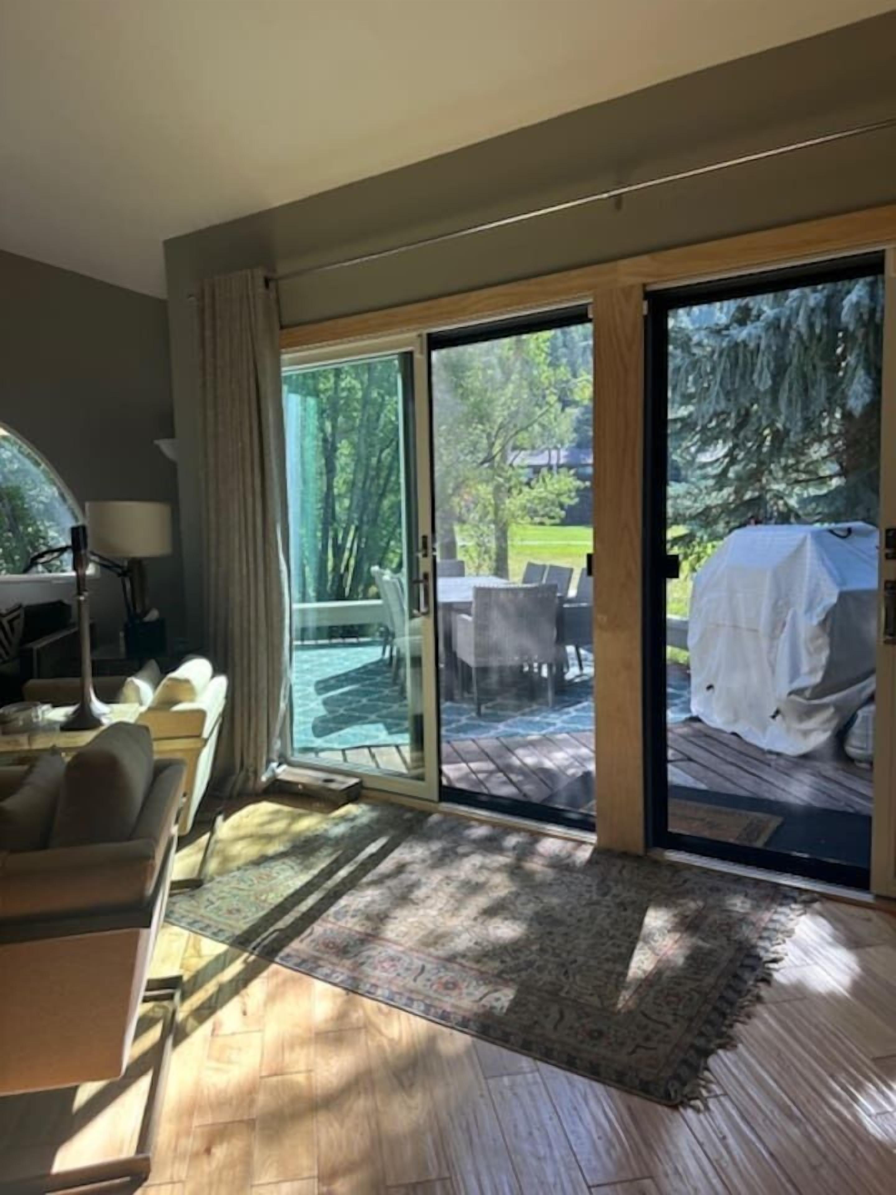 Fernseher, Kamin, Bücher