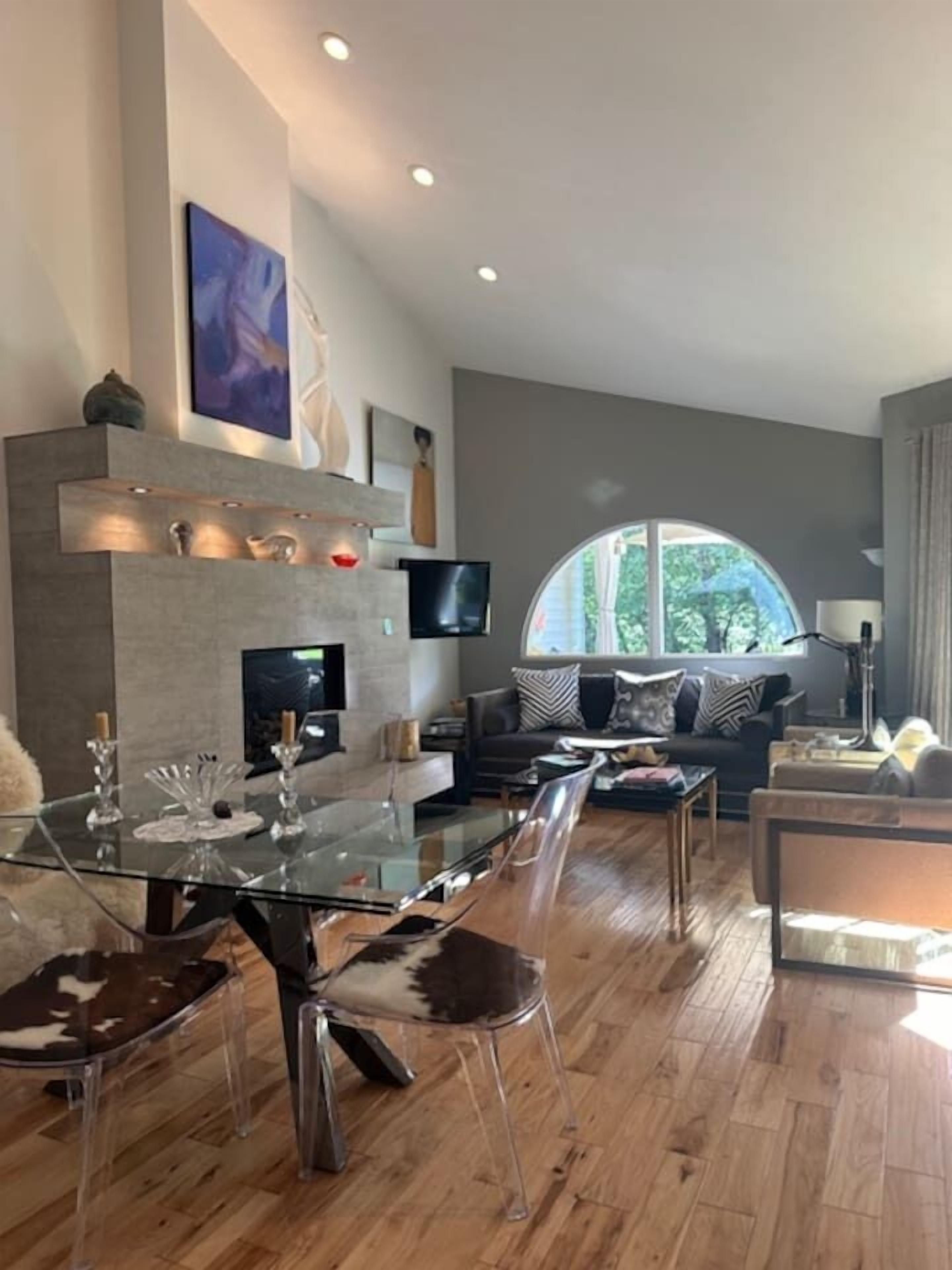 Fernseher, Kamin, Bücher