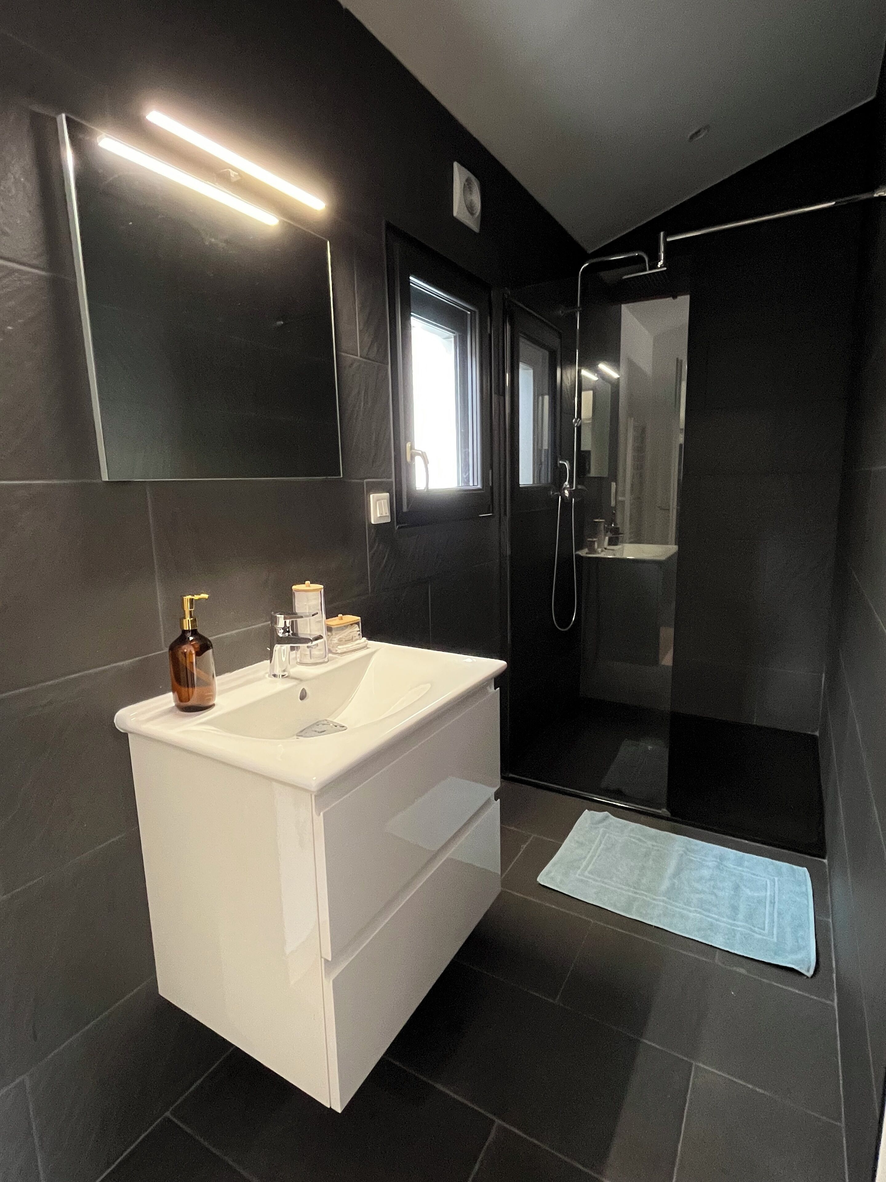 Regadera, toallas, jabón, papel de baño 