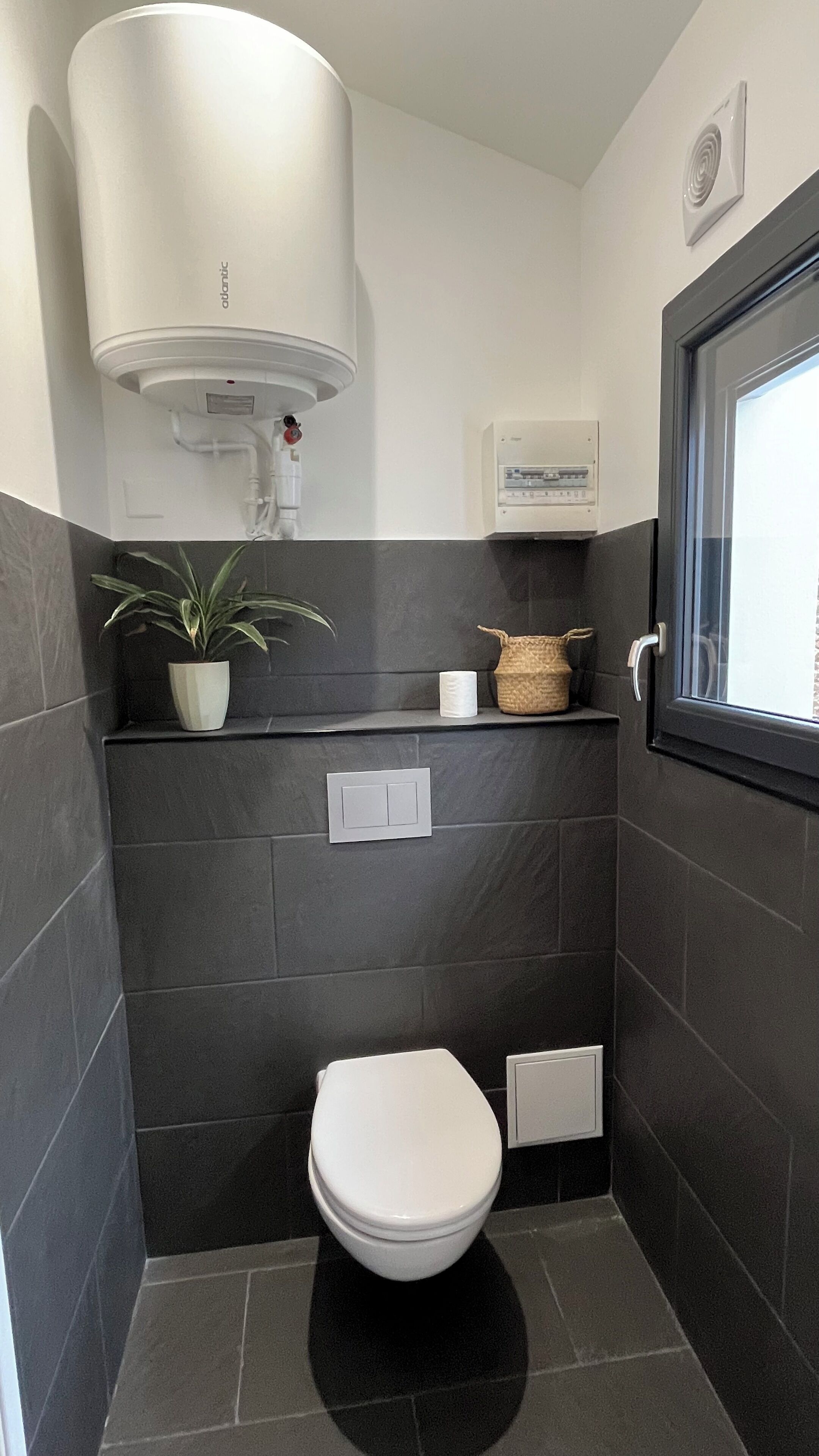 Douche, serviettes fournies, savon, papier toilette