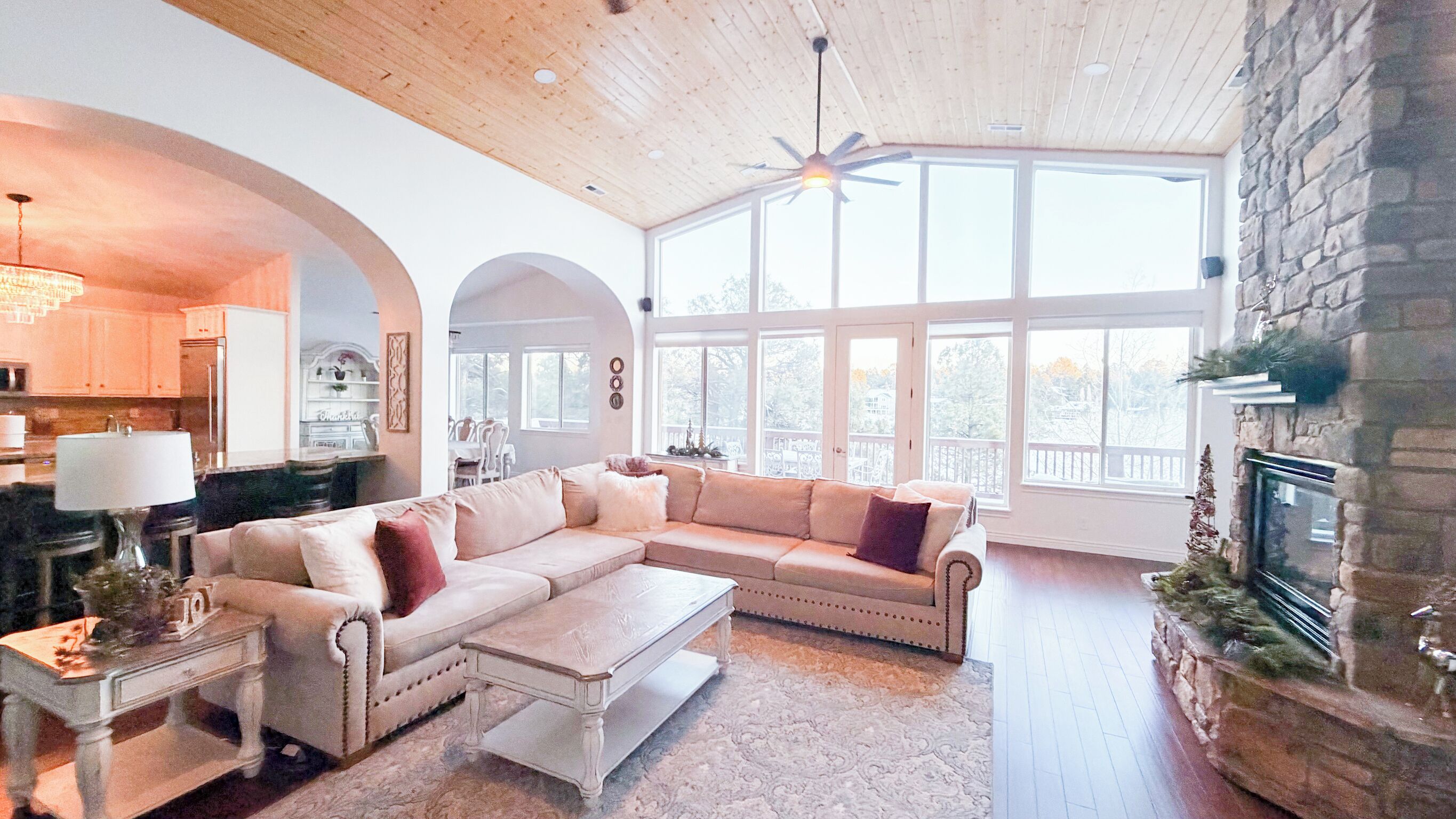 Smart TV, chimenea y futbolito 