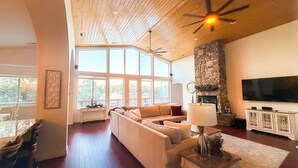 Living area - 7BR Ski & Golf Course Retreat with Hot Tub (Flagstaff)