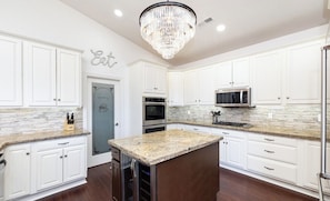Microwave, oven, stovetop, dishwasher - 7BR Ski & Golf Course Retreat with Hot Tub (Flagstaff)