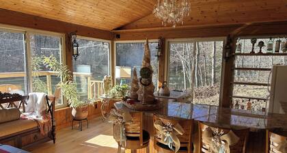 Cozy lake-front 1-bedroom cabin in beautiful Sparta with AC/Heating