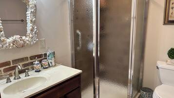 Chuveiro, secador de cabelo, toalhas de banho, sabonete