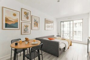 Iron/ironing board, WiFi, bed sheets - Cozy Comfortable Studio in the Heart of Paris 12th (Paris)