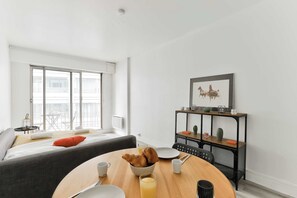 Dining - Cozy Comfortable Studio in the Heart of Paris 12th (Paris)