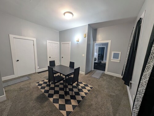Work Crews: Clean 2BR near US-41 + Laundry & TVs