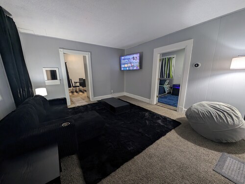 Work Crews: Clean 2BR near US-41 + Laundry & TVs