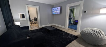 Work Crews: Clean 2BR near US-41 + Laundry & TVs