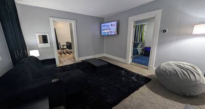 Work Crews: Clean 2BR near US-41 + Laundry & TVs