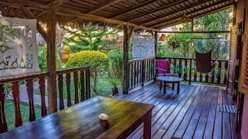 Casa, vista para o jardim | Terraço/pátio