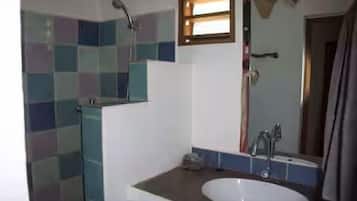 Toalhas de banho, sabonete, papel higiênico