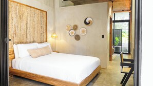 Un dormitorio con una cama de madera, una lámpara de pared y decoración mural.