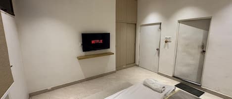 Deluxe Double Room | Laptop workspace, free WiFi