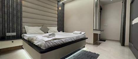 Hypo-allergenic bedding, laptop workspace, free WiFi, bed sheets