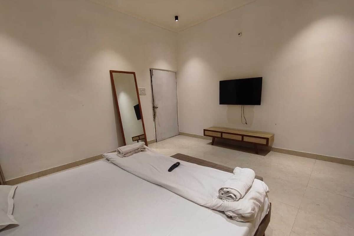 Royal Suite 2BHK Flat With Kitchen | Premium bedding, memory-foam beds, free WiFi, bed sheets
