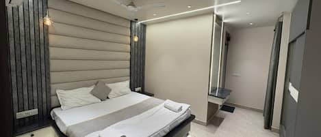 Premium Suite 2BHK Flat With Kitchen | Free WiFi, bed sheets