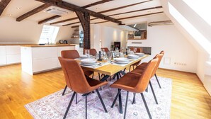 A dining area with a wooden table set for six, surrounded by six brown chairs. - Fachwerk Boutique Hotel by corents (Hattingen)