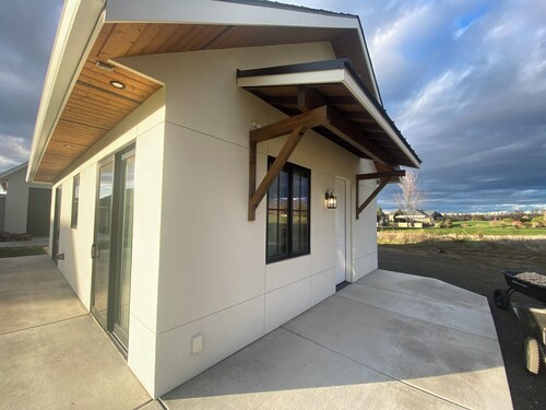 Charming Wine Country Cottage with stunning Blue Mountain Views