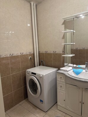 Serviettes fournies, savon, papier toilette