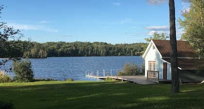 Perfect Lakefront Cottage