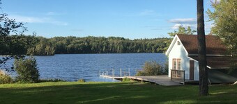 Perfect Lakefront Cottage