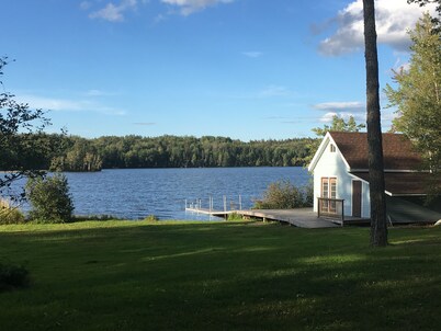 Perfect Lakefront Cottage