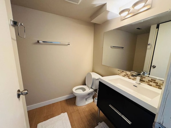 Shower, hair dryer, towels, soap - 🏡 Cozy 2-Bedroom Basement Suite | Near Downtown Calgary | Free Parking (Calgary)