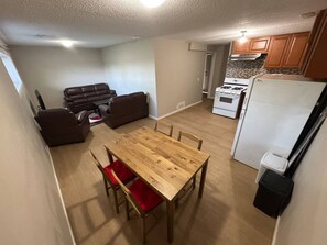 Interior - 🏡 Cozy 2-Bedroom Basement Suite | Near Downtown Calgary | Free Parking (Calgary)