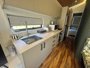 Private kitchen - Cosy retreat near Marina and beach.Prvate deck bbq and access to Inground pool (Shell Cove)