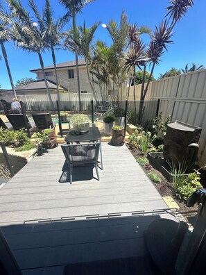 Outdoor dining - Cosy retreat near Marina and beach.Prvate deck bbq and access to Inground pool (Shell Cove)