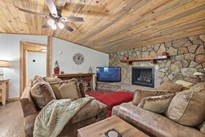 Living area - Charming Country Retreat with Pond, Hot Tub and Fireplace ... Pet Friendly! (Hiawassee)