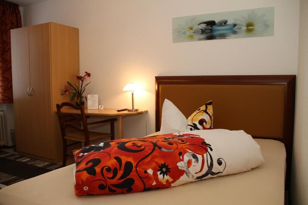 Blackout drapes, soundproofing, free WiFi