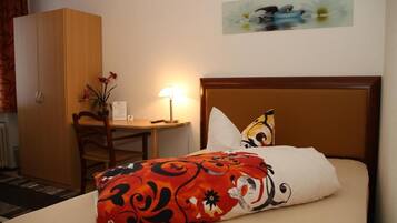 Blackout drapes, soundproofing, free WiFi