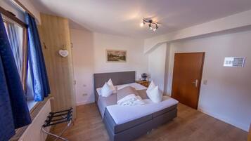 Blackout drapes, soundproofing, free WiFi