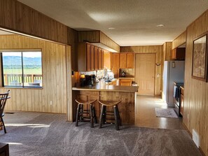 Fridge, microwave, oven, stovetop - Peaceful Escape: Yellowstone River & Mountains (Livingston)