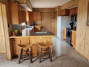 Fridge, microwave, oven, stovetop - Elbow Creek Lodge-Extraordinary 360 degree views (Livingston)