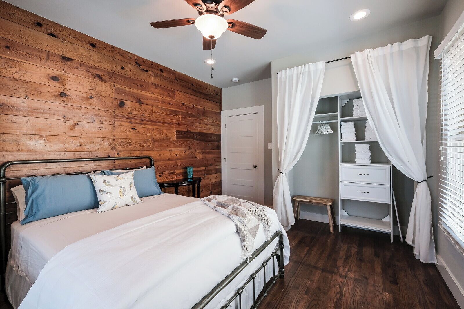 2 habitaciones, tabla de planchar con plancha, wifi y ropa de cama 