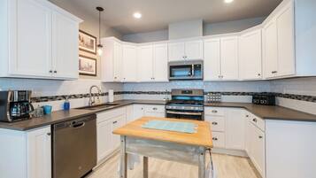 Microondas, horno, parrilla de estufa y lavavajillas