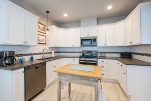 Microondas, horno, parrilla de estufa y lavavajillas 