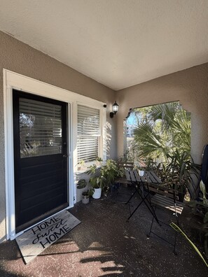 Outdoor dining - Beach House "2 min walk to the water" 5 min to Coachman Park (Clearwater)