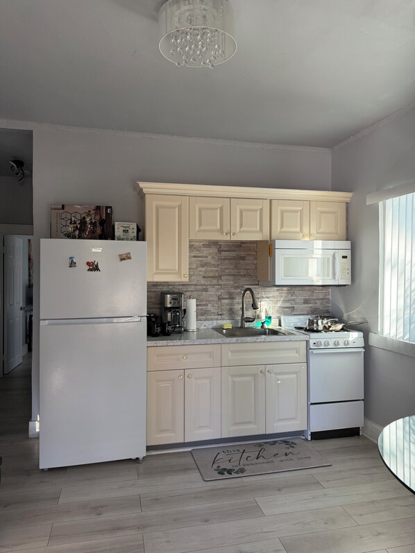 Private kitchen - Beach House "2 min walk to the water" 5 min to Coachman Park (Clearwater)