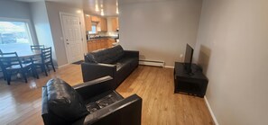 Living area - Perfect 2-bedroom bungalow in quaint Ketchikan - 2 minute walk to hospital! (Ketchikan)