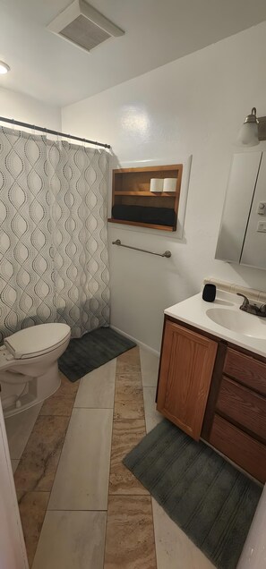 Bathroom - Perfect 2-bedroom bungalow in quaint Ketchikan - 2 minute walk to hospital! (Ketchikan)