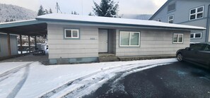 Exterior detail - Perfect 2-bedroom bungalow in quaint Ketchikan - 2 minute walk to hospital! (Ketchikan)