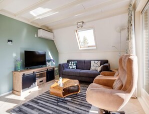 Living room - 3-bedroom Modern Bungalow in Drenthe (Zwiggelte)