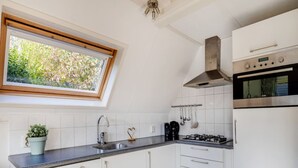 Private kitchen - 3-bedroom Modern Bungalow in Drenthe (Zwiggelte)