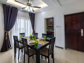 Dining - Luxurious Getaway: 24/7 Security - Pool - Balcony! (Sakumono)