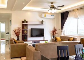 Living area - Luxurious Getaway: 24/7 Security - Pool - Balcony! (Sakumono)